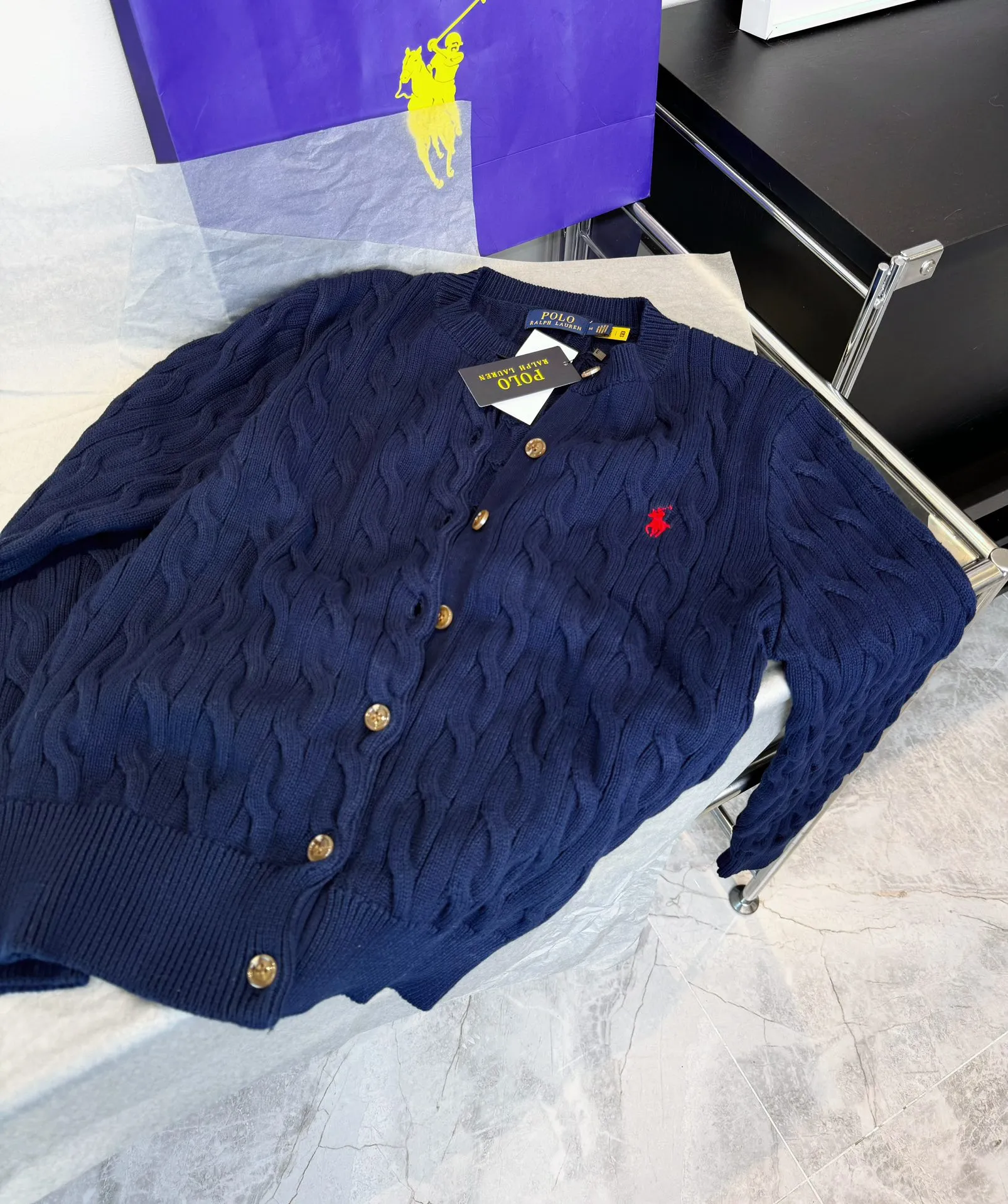 🅿️240 Style No.: L05 (Navy Blue) Ralph Lauren RL classic war horse logo embroidery on the chest cable pattern twist button round neck long sleeves buttoned knitted sweater cardigan jacket Color: SIZE: XS S M L Size Reference # Length Bust Shoulder Width 64 52 45 I will always love sweet girls. The soft and glutinous🧶🫶 style is a very classic cable sweater. It has an American retro college style. It feels very comfortable. It is a must-have item for spring, autumn and winter wardrobes. It also looks good when layered as an inner layer in cold weather. High-density LOGO embroidery on the chest, and original customization of tag accessories. Made of pure cotton yarn 🧶 blended with wool, pure cotton is skin-friendly and comfortable, small label war horse embroidered twist turtleneck sweater 🐎 high quality. Follow the blogger to learn how to wear it! Let’s get a Ralph Lauren cable sweater. It’s a super hard-to-find series after it became popular. It’s hard to find one on the official website. It’s simple and practical to wear, with a lazy and loose feel. The thickened fabric has a more texture, soft and delicate feel, and a loose fit. Whether worn alone or layered, you can wear different styles of fashion with just one piece. ⚠️Contains wool products🦙 Pay attention to the washing method to avoid shrinkage